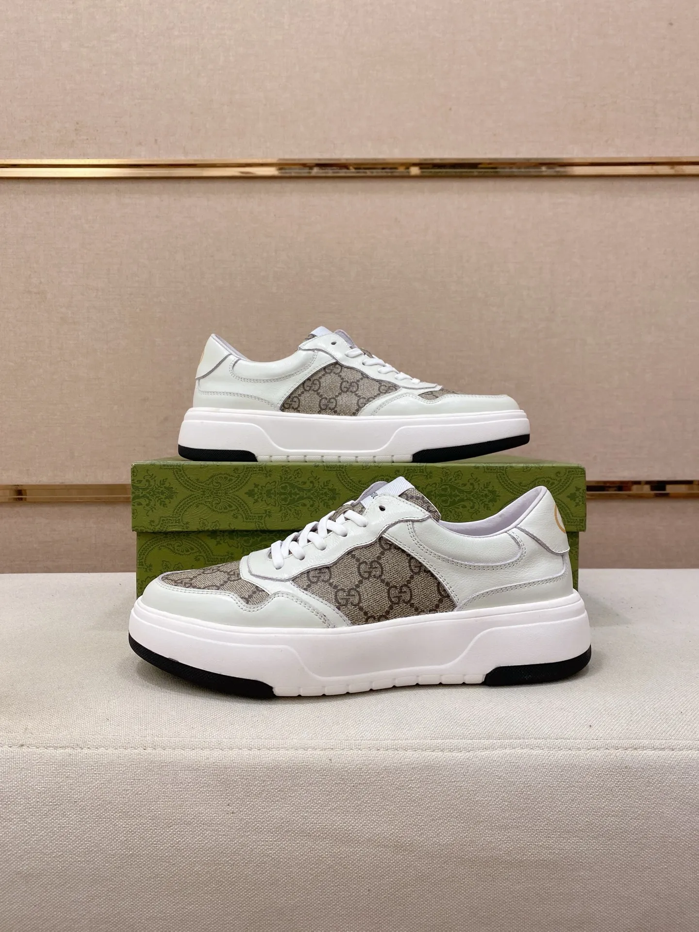 Men's shoes 💰 440 💰 High-quality new GUCCI counters are launched simultaneously. The new men's shoes, 😘fabrics are selected from imported cowhide, and the lining is sheepskin lining. 👍🏿 High-end ☄️ air-cushion molded anti-slip rubber outsole, exquisite lines, simple and elegant, comfortable and high-end for leisure travel. Code number: 38 to 44 (45 can be customized and cannot be returned or exchanged)